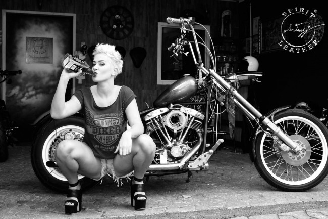 Обои картинки фото мотоциклы, мото с девушкой, байк, бутылка, девушка, виски