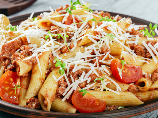 Обои картинки фото еда, макаронные блюда, сыр, паста, макароны, соус, помидоры, томаты
