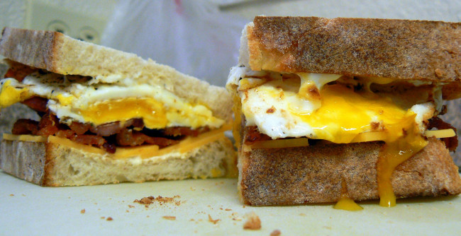 Обои картинки фото еда, бутерброды,  гамбургеры,  канапе, яйцо, бекон, хлеб