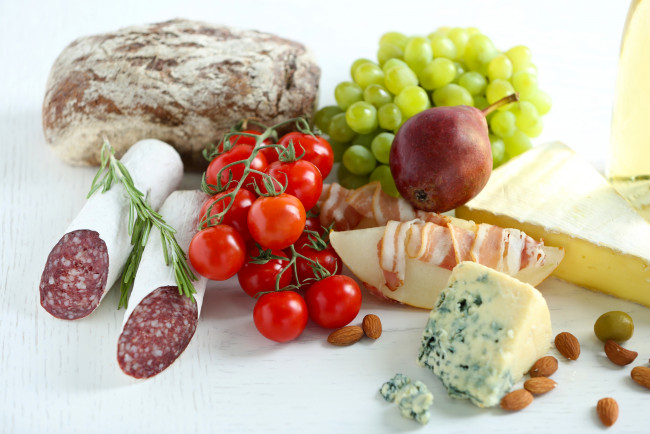 Обои картинки фото еда, разное, орехи, виноград, груша, помидоры, сыр, колбаса, хлеб, томаты