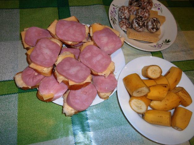 Обои картинки фото еда, бутерброды,  гамбургеры,  канапе, хлеб, пряники, колбаса, сыр, вафли