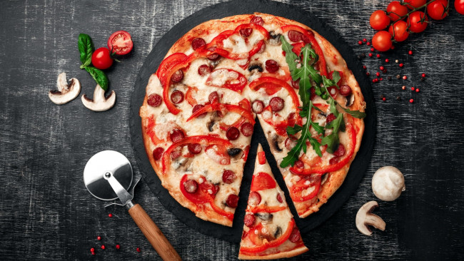 Обои картинки фото еда, пицца, черри, шампиньоны, помидоры, перец