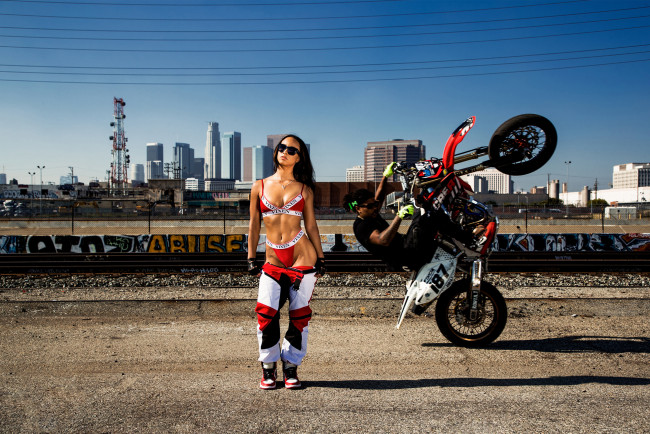 Обои картинки фото teanna trump, мотоциклы, мото с девушкой, teanna, trump, мотоцикл, bike, мото, очки, девушка, модель, брюнетка, красотка, поза, флирт, стройная, сексуальная