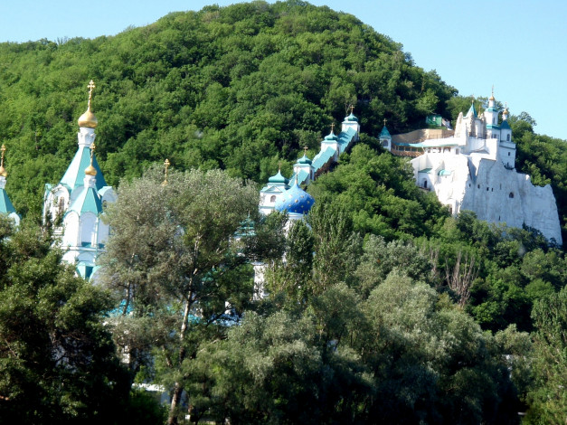 Обои картинки фото города, православные, церкви, монастыри, деревья, шпили, купола