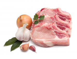 Картинка еда мясные блюда петрушка лавровый лист белый фон чеснок лук мясо