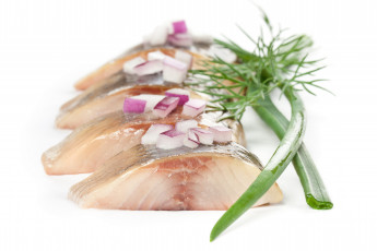 Картинка еда рыбные блюда морепродуктами селёдка половинки лук укроп белый фон