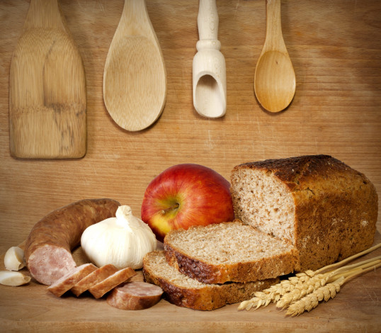 Обои картинки фото еда, разное, хлеб, колбаса, чеснок, яблоко, ложки, дерево, колосья