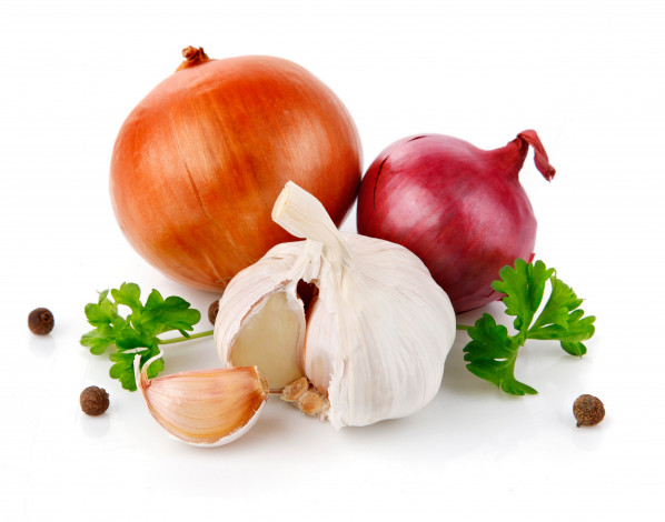 Обои картинки фото еда, овощи, лук, чеснок, белый, фон, петрушка, горошек, перец