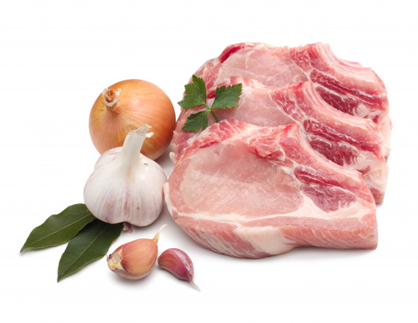 Обои картинки фото еда, мясные, блюда, петрушка, лавровый, лист, белый, фон, чеснок, лук, мясо