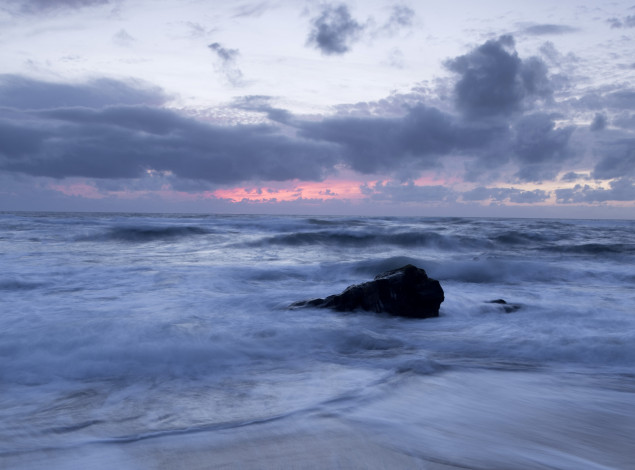 Обои картинки фото природа, моря, океаны, море, берег, прибой, камень, вечер, закат, небо, облака