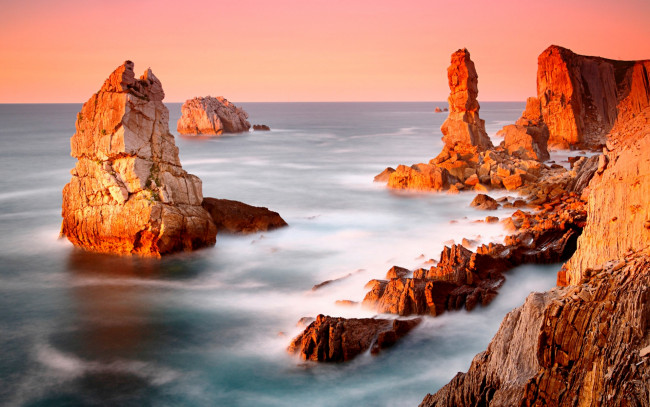 Обои картинки фото природа, побережье, море, скалы, камни, розовый, фон