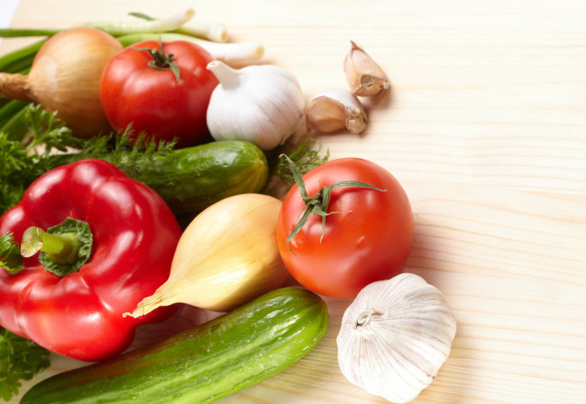 Обои картинки фото еда, овощи, стол, дерево, перец, огурцы, помидоры, чеснок, лук