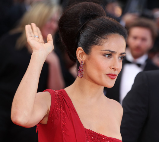 Обои картинки фото девушки, salma hayek, salma, hayek, премьера, толпа, улыбка, актриса, люди, жест