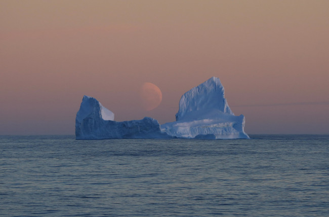 Обои картинки фото природа, айсберги и ледники, вечер, айсберг, море, росса, антарктида, тихоокеанский, сектор, южного, океана, бледная, луна