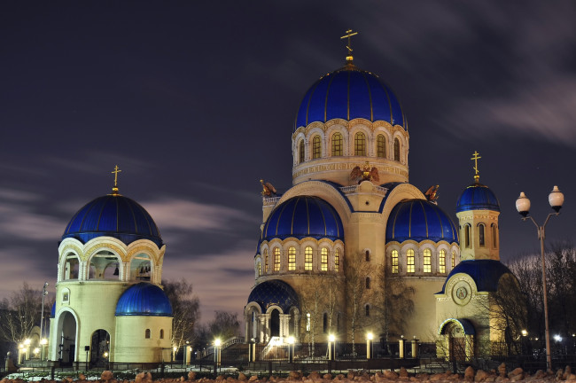 Обои картинки фото храм троицы живоначальной  на борисовских прудах в орехово-борисово, города, москва , россия, ночь, купола