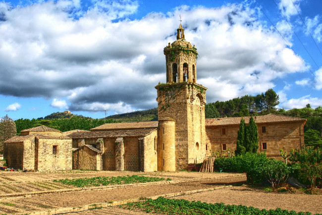Обои картинки фото church of the crucifix - puente la reina,  navarra,  spain, города, - католические соборы,  костелы,  аббатства, небо, дома, испания, наварра, пуэнте-ла-рейна