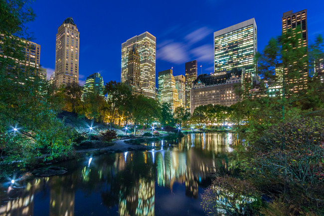 Обои картинки фото pond at central park, города, нью-йорк , сша, огни, парк, небоскребы, ночь