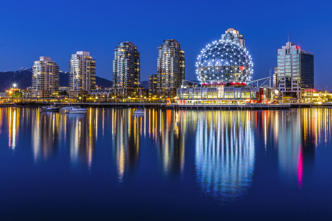 Обои картинки фото vancouver`s science world, города, ванкувер , канада, огни, здания, акватория, ночь