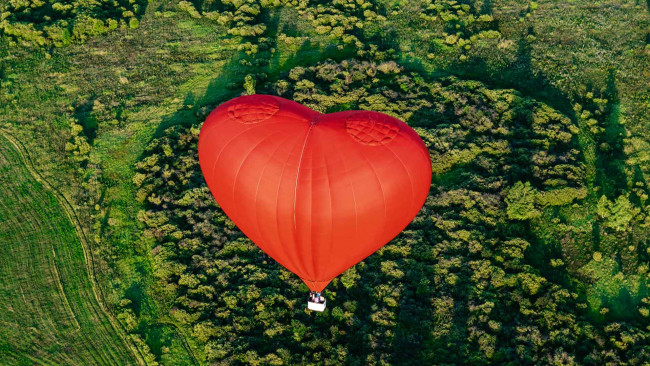 Обои картинки фото авиация, воздушные шары, корзина, сердце, воздушный, шар, полет, пейзаж