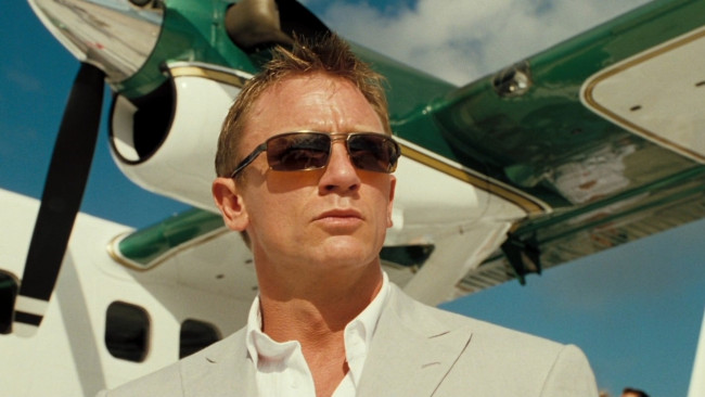 Обои картинки фото кино фильмы, 007,  casino royale, джеймс, бонд, самолет, очки, костюм