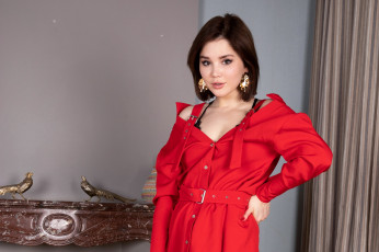Картинка девушки malena+fendi серьги красное платье