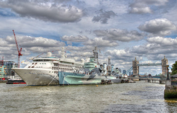 Картинка hms+belfast+&+silver+cloud корабли разные+вместе причал мост темза лондон суда