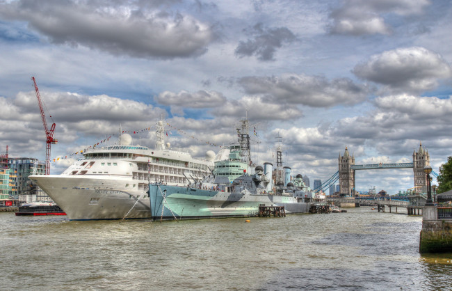 Обои картинки фото hms belfast & silver cloud, корабли, разные вместе, причал, мост, темза, лондон, суда