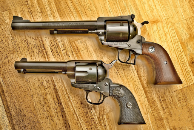 Обои картинки фото ruger blackhawk , 44 magnum from 1985 and colt frontier series i , 44-40 from 1892, оружие, револьверы, история, раритеты