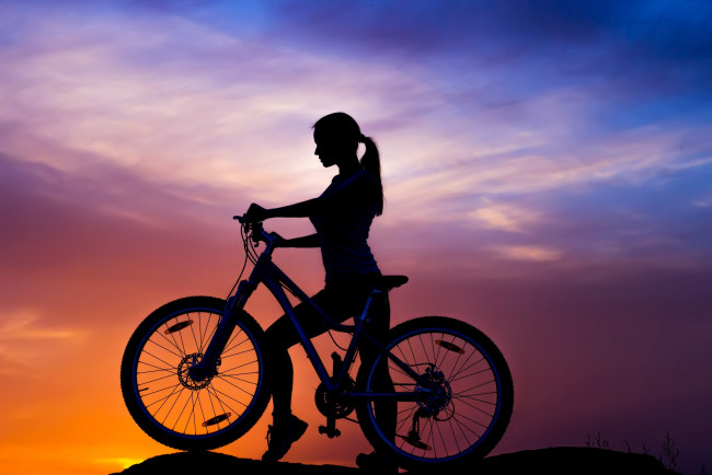 Обои картинки фото спорт, велоспорт, небо, закат, силуэт, байк, девушка, mountain, велосипед, bike