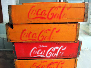 обоя бренды, coca-cola, ящики