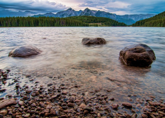 Картинка канада природа реки озера деревья горы камни водоем