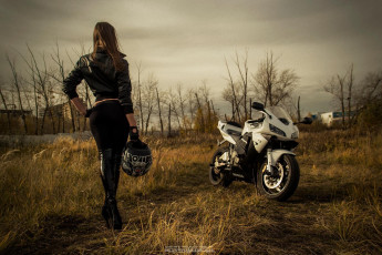 Картинка мотоциклы мото+с+девушкой взгляд мотоцикл девушка фон