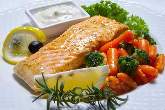 Обои картинки фото еда, рыба,  морепродукты,  суши,  роллы, лосось, лимон, морковь