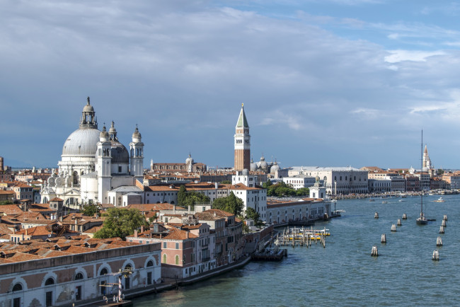 Обои картинки фото италия, города, венеция , здания, водоем, яхта, облака