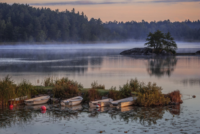 Обои картинки фото швеция, корабли, лодки,  шлюпки, водоем, камень, туман, деревья