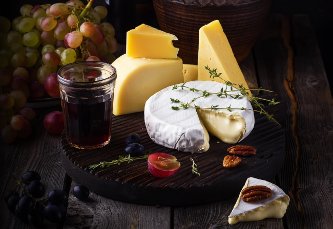 Обои картинки фото еда, сырные изделия, сыр, виноград, вино, орехи