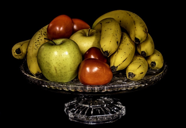 Обои картинки фото еда, натюрморт, черный, фон, яблоки, бананы