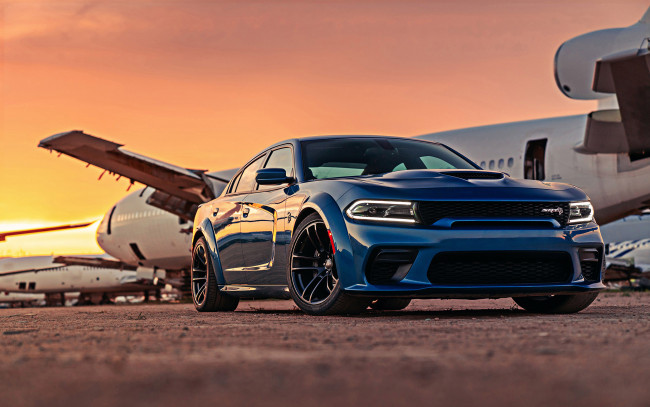 Обои картинки фото 2020 dodge charger,  hellcat widebody, автомобили, dodge, спортивный, седан, вид, спереди, самолет, 2020, charger, американские, черные, колеса, синий, новинки