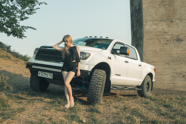 Обои картинки фото toyota tundra, автомобили, -авто с девушками, девушка, белый, автомобиль, tundra, toyota