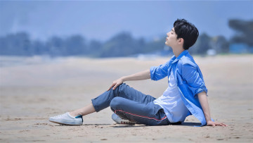 Картинка мужчины xiao+zhan актер песок берег