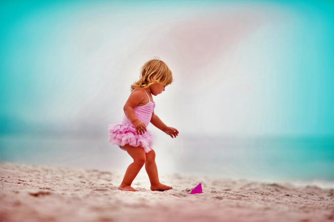 Обои картинки фото разное, дети, девочка, платье, песок, море, пляж