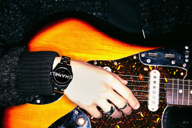 Обои картинки фото бренды, chanel, ван, ибо, рука, кольца, гитара, часы