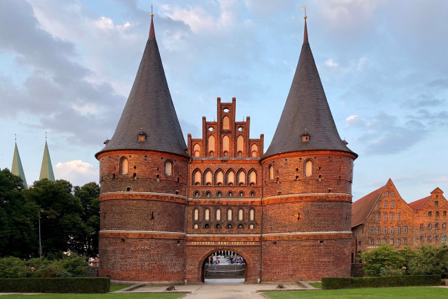 Обои картинки фото lubeck, the holsten gate, germany, города, - дворцы,  замки,  крепости, the, holsten, gate