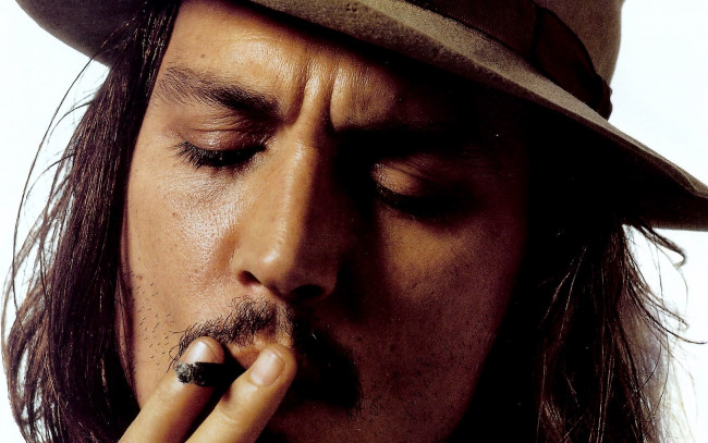 Обои картинки фото мужчины, johnny depp, актер, лицо, шляпа, сигарета