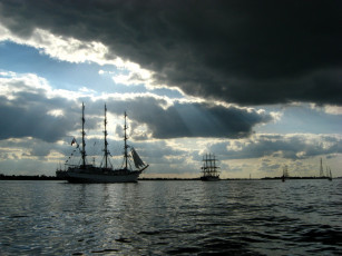 Картинка корабли парусники море облака