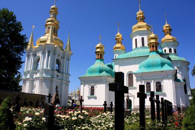 Обои картинки фото города, киев, украина, церковь, кладбище, купола
