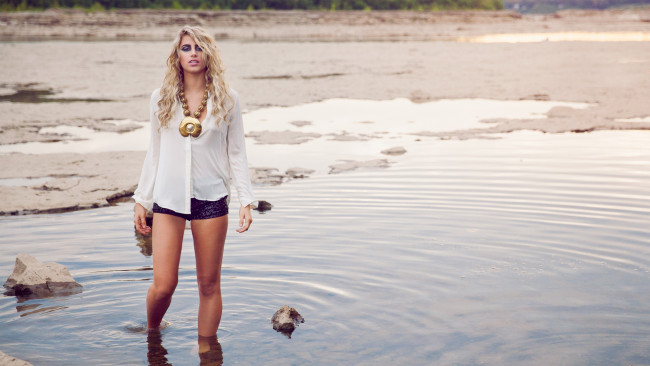 Обои картинки фото -Unsort Блондинки, девушки, unsort, блондинки, вода, девушка, шорты