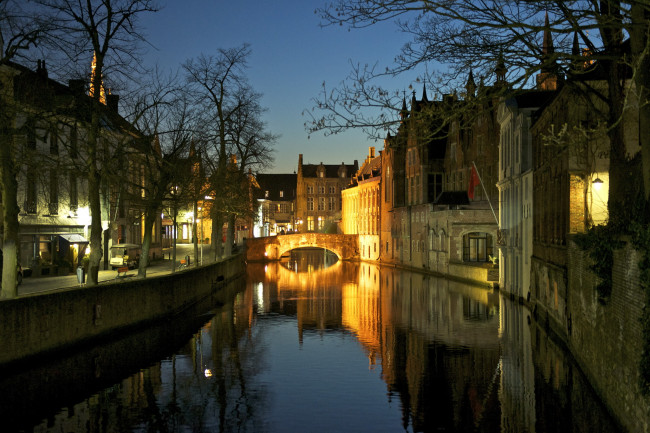 Обои картинки фото бельгия, брюгге, города, мост, огни, ночь, канал, дома