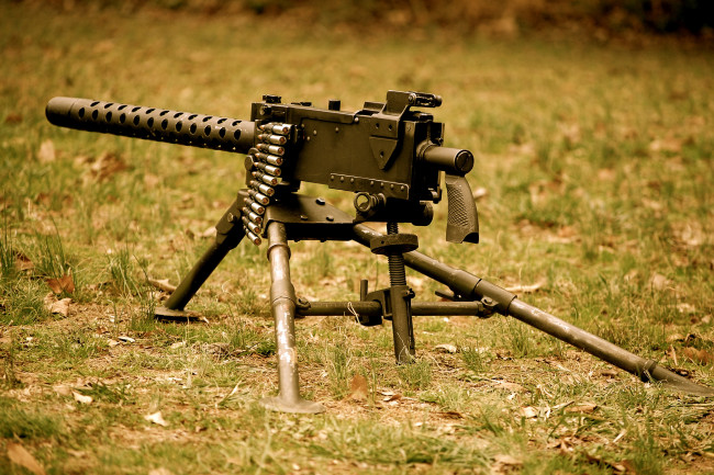 Обои картинки фото оружие, пулемёты, machine, gun, пулемёт, m1919, браунинг, трава, патронная, лента