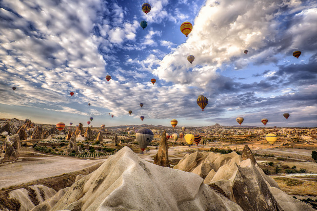 Обои картинки фото авиация, воздушные шары, небо, каппадокия, турция, облака, воздушный, шар, горы, скалы